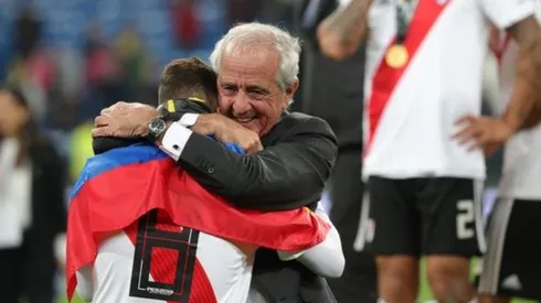 D'Onofrio abraza a Quintero tras la conquista de la Libertadores 2018.