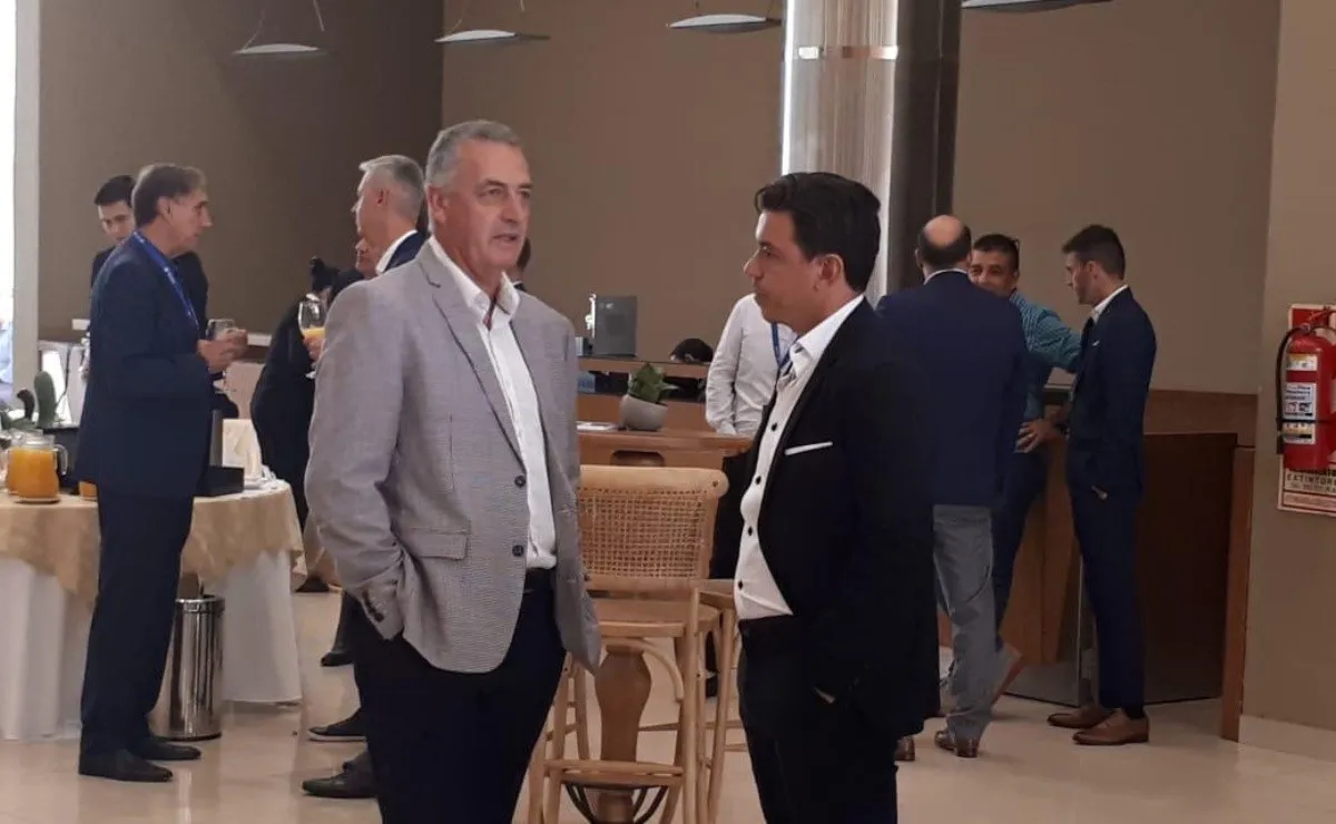 Marcelo Gallardo y Gustavo Alfaro conversaron personalmente antes de que comenzara la Cumbre de Entrenadores.