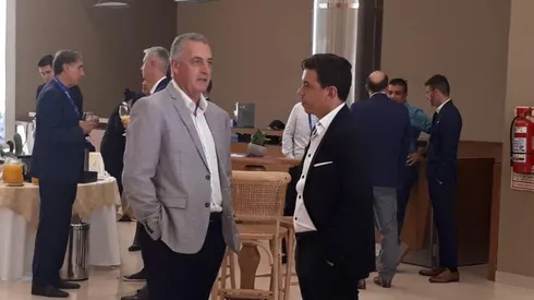 Marcelo Gallardo y Gustavo Alfaro conversaron personalmente antes de que comenzara la Cumbre de Entrenadores.