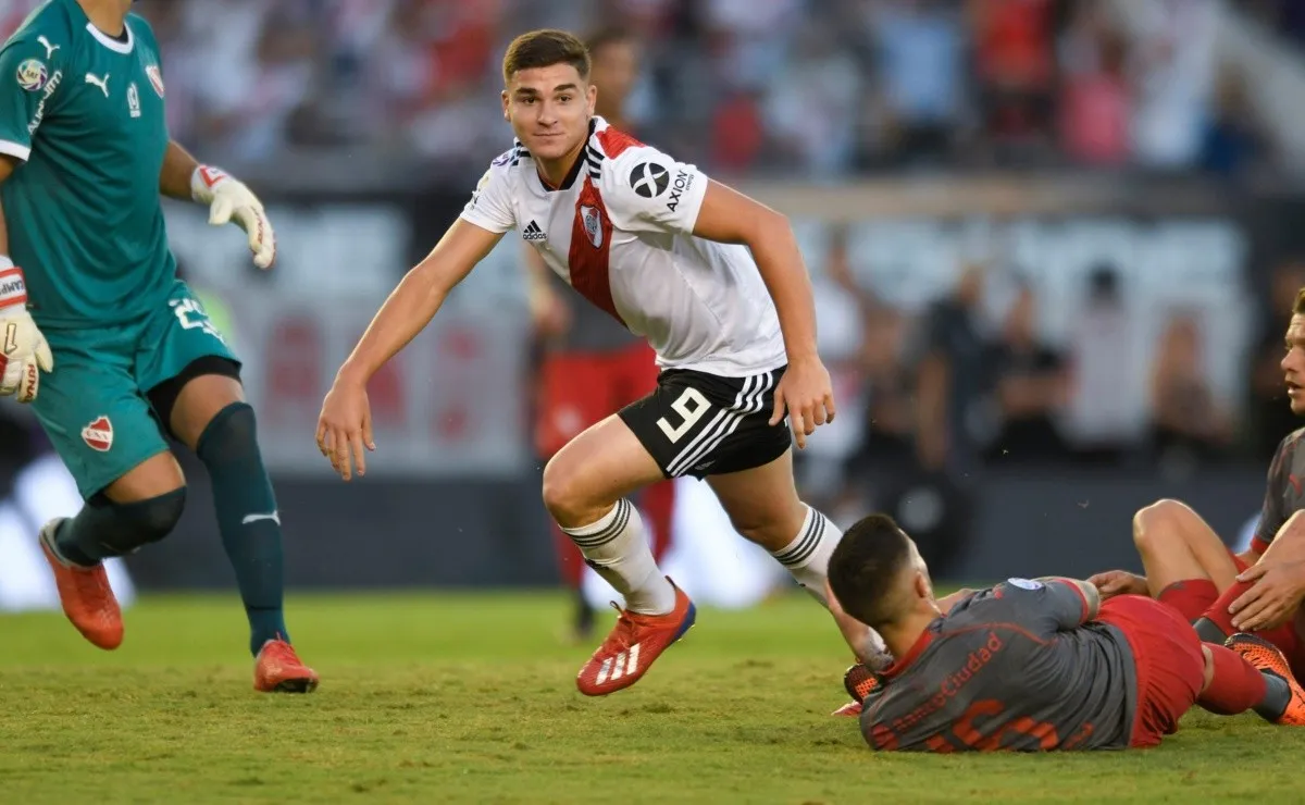 Julián Álvarez luego de convertirle a Independiente en el Monumental.