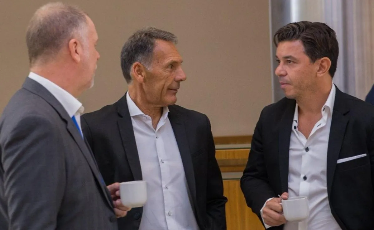 Marcelo Gallardo conversa con Miguel Ángel Russo, actual DT de Alianza Lima, rival en el Grupo A. (FOTO: @CONMEBOL)