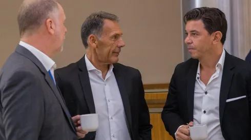 Marcelo Gallardo conversa con Miguel Ángel Russo, actual DT de Alianza Lima, rival en el Grupo A. (FOTO: @CONMEBOL)