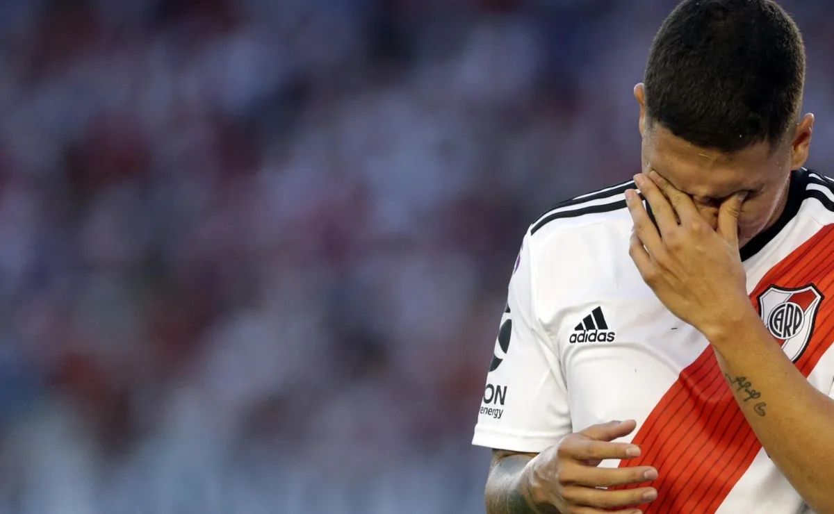 Juanfer salió lesionado del partido entre River e Independiente.