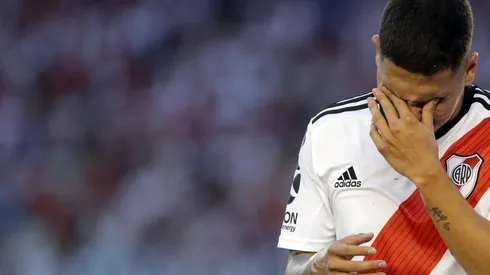 Juanfer salió lesionado del partido entre River e Independiente.