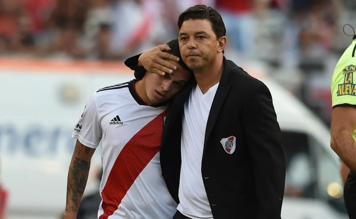 Gallardo contiene a Quintero en un partido de River.