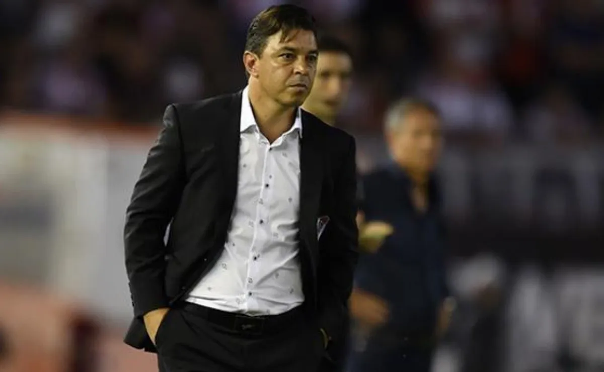 Gallardo dirigiendo en River - Independiente.