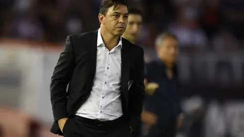 Gallardo dirigiendo en River – Independiente.