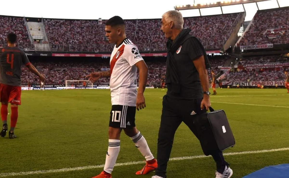 Juanfer debió salir reemplazado en el segundo tiempo ante Independiente.