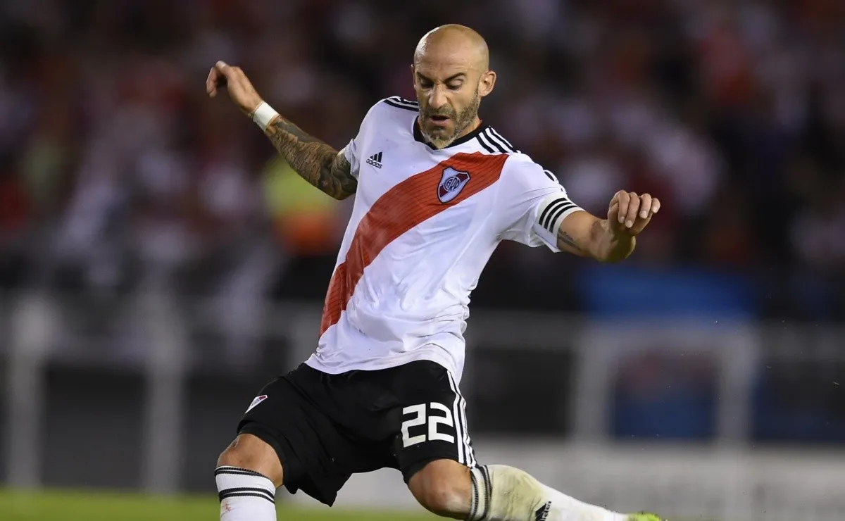 El defensor de River llegó a la quinta amarilla ante Independiente.