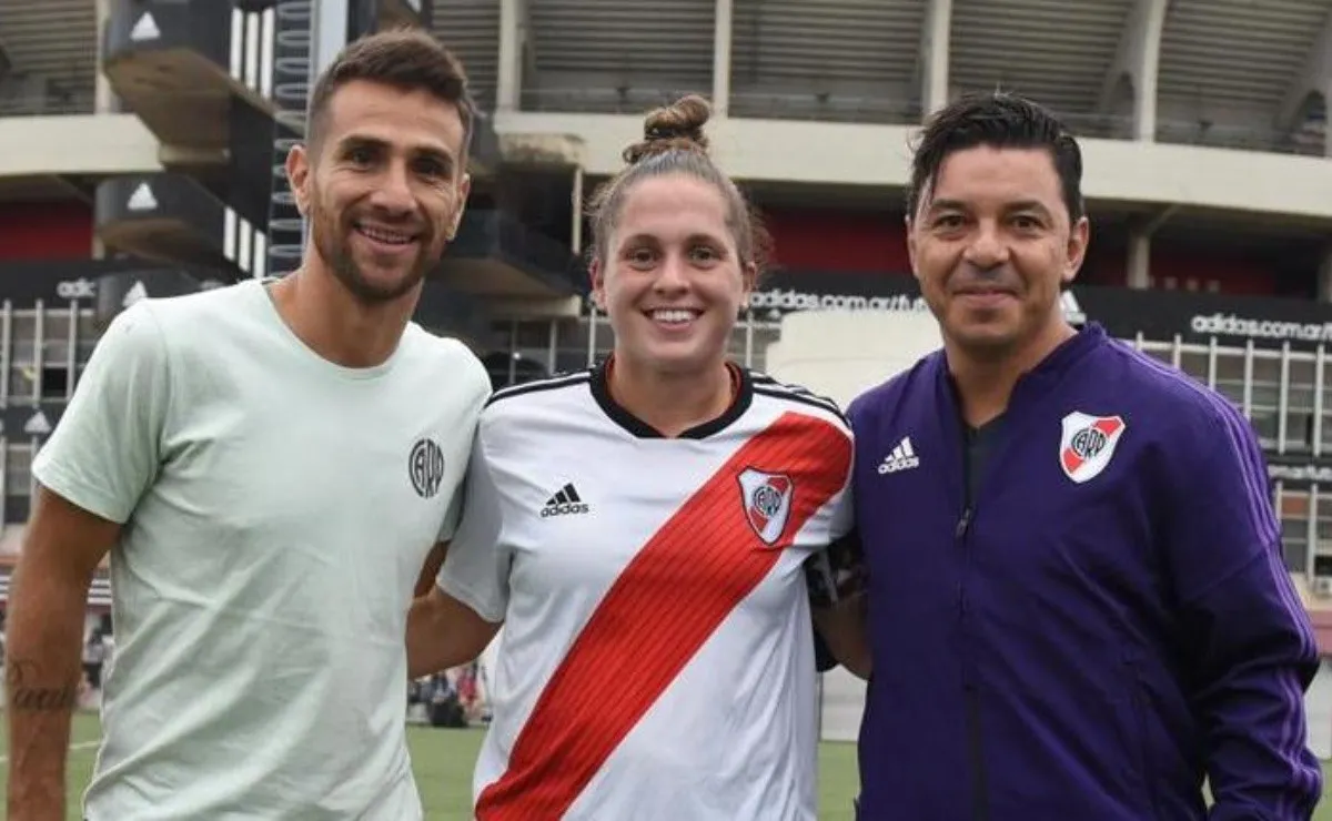 Ponzio y Gallardo posaron para la foto con la capitana del River femenino.
