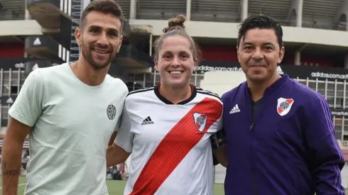 Ponzio y Gallardo posaron para la foto con la capitana del River femenino.