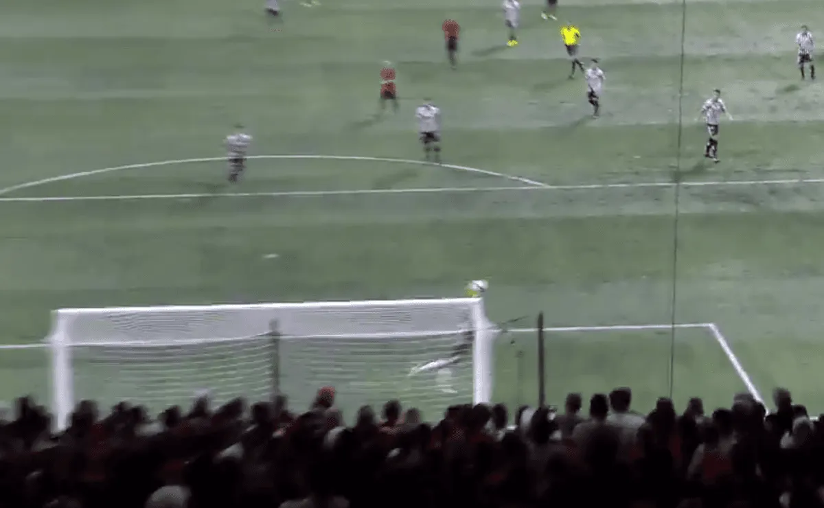 ¿Qué pasó? El arquero se hizo gigante y sacó una pelota imposible.