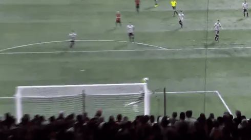 ¿Qué pasó? El arquero se hizo gigante y sacó una pelota imposible.