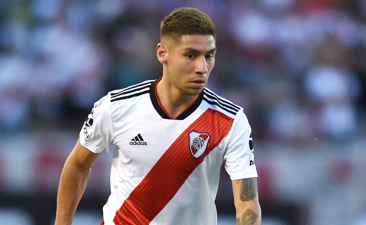 River se enfrenta a Independiente en el estadio Monumental.