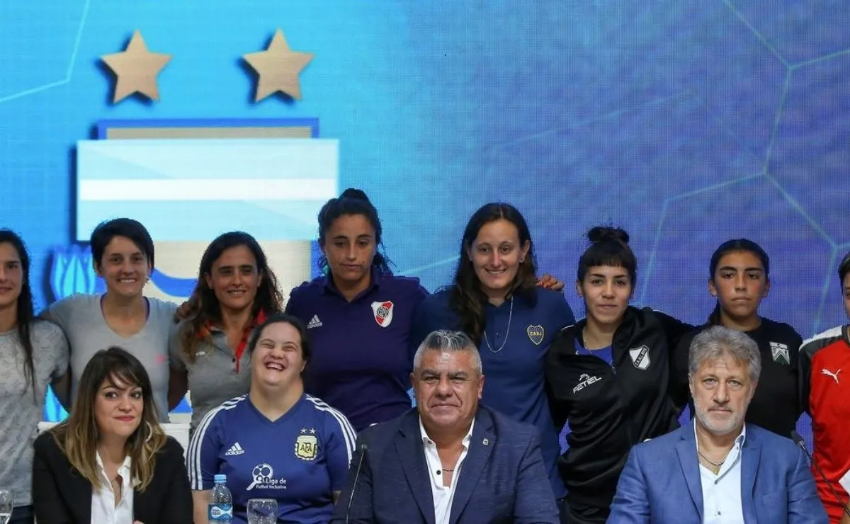 Claudio Tapia y Sergio Marchi, en la conferencia donde se anunciaron los cambios en el fútbol femenino