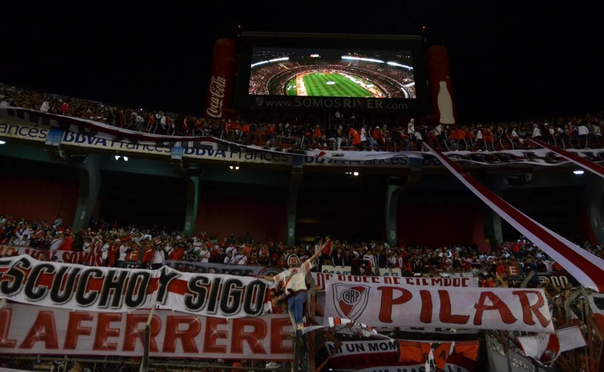 Los hinchas de River copando el Monumental en una noche de Copa.