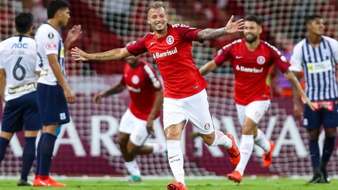 Con doblete de Nicolás López, el equipo de Brasil venció a los dirigidos por Miguel Ángel Russo.