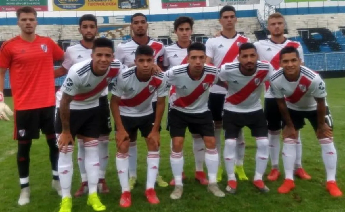 El plantel de la Reserva en el estadio José Fierro.