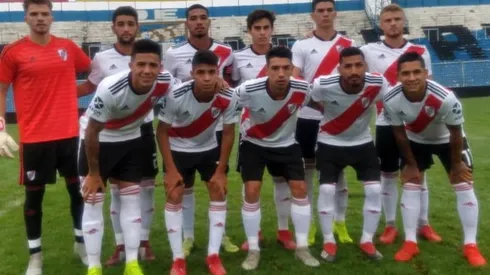 El plantel de la Reserva en el estadio José Fierro.
