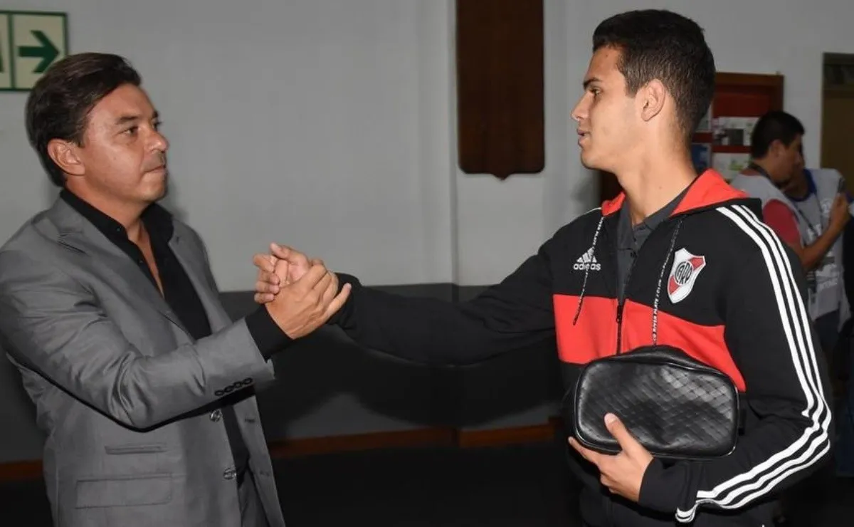 Gallardo saluda a Ferreira antes del duelo ante Alianza Lima.
