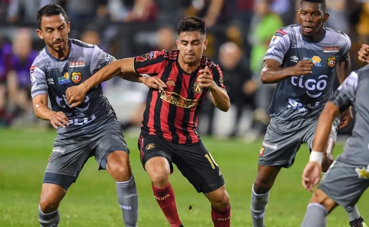 El Pity Martínez vistiendo la camiseta de Atlanta United.