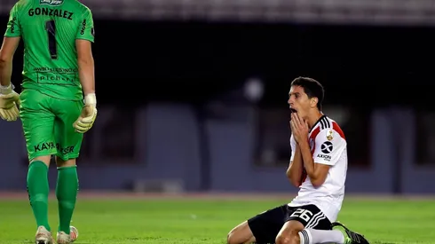 La mano fue encima de la raya de cal, por lo que debería haber sido penal.