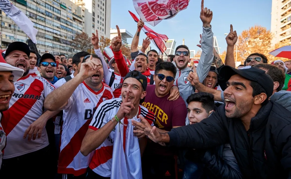 Los hinchas de River, no importa cómo, siempre están presentes.