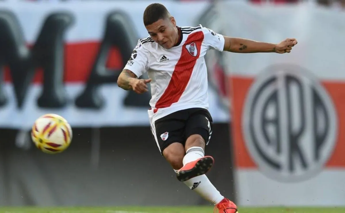 Juanfer muestra una sensibilidad y precisión absoluta con la zurda para abrir o definir partidos