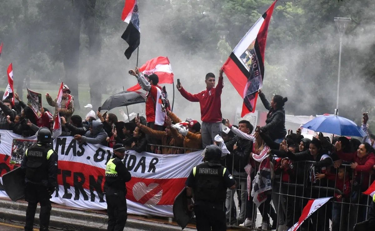 Al igual que en mayo del año 2017, los hinchas de River le dieron una bienvenida excelente al plantel. (FOTO: LPM)
