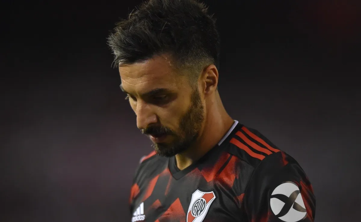 Scocco fue sujetado en el área rival pero el árbitro lo ignoró.