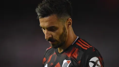 Scocco fue sujetado en el área rival pero el árbitro lo ignoró.