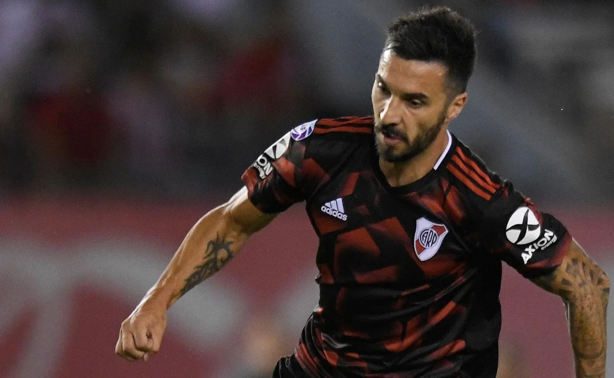 De penal, Scocco convirtió el cuarto gol de River ante Newell's.