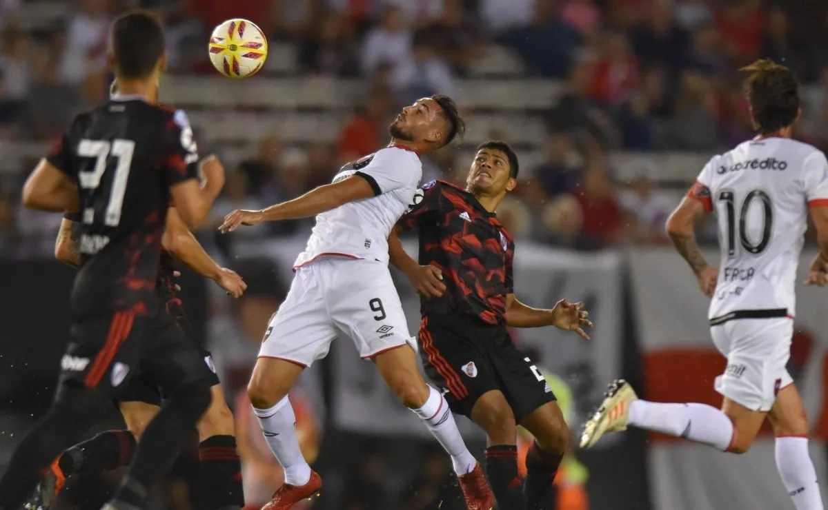 Robert Rojas no terminó bien el partido ante Newell's.