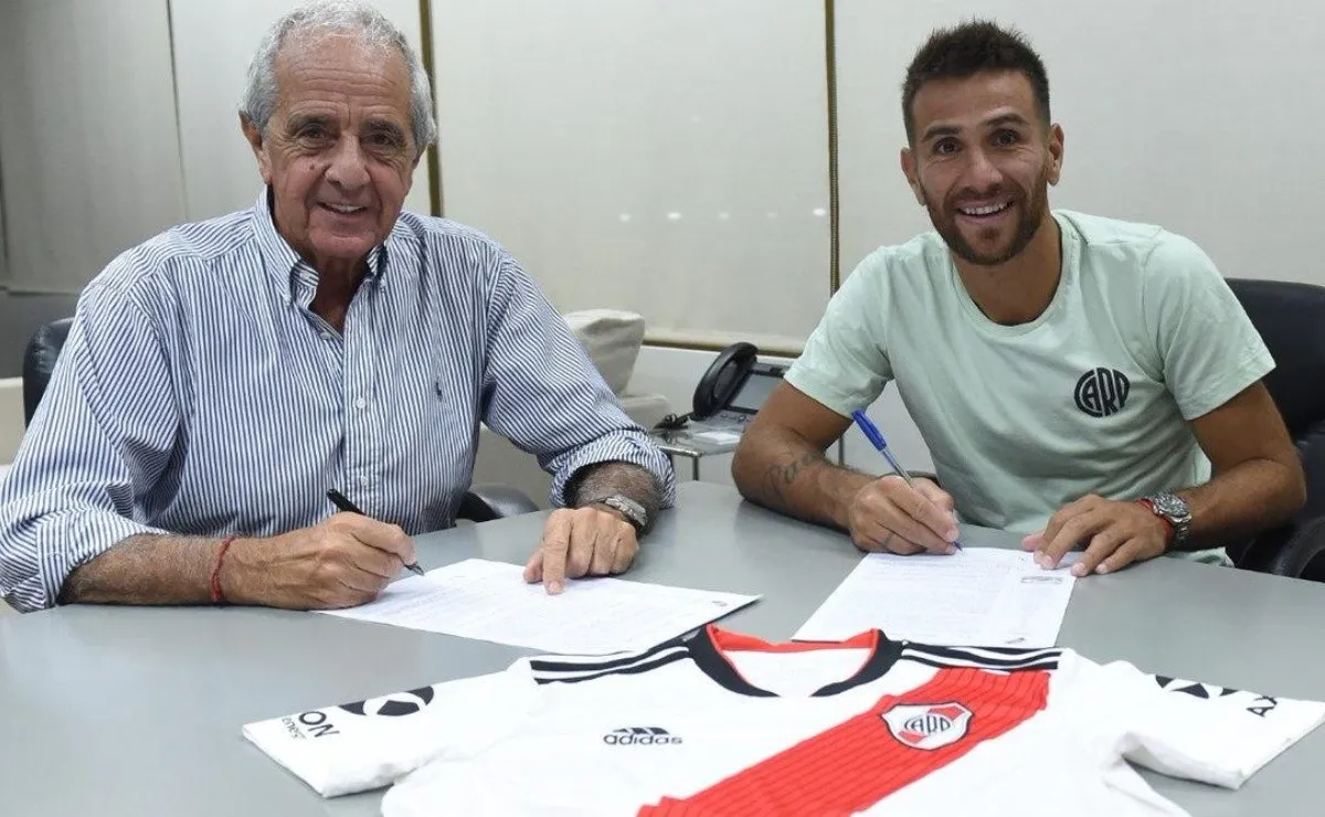 D'Onofrio junto a Ponzio, que renovó su contrato con River por un año.