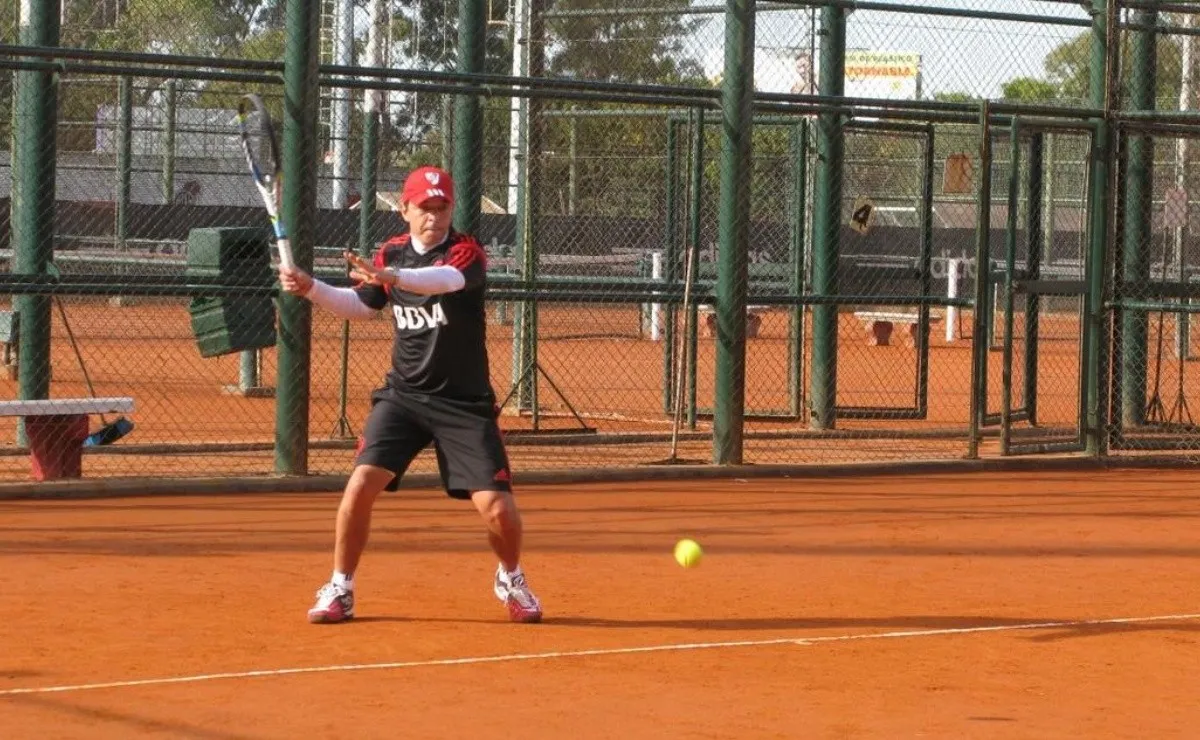 Gallardo también es un hábil jugador de tenis.