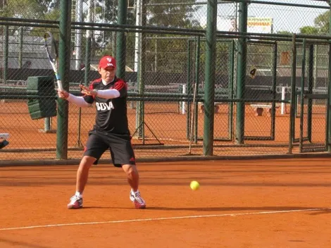 Gallardo la rompe hasta jugando al tenis