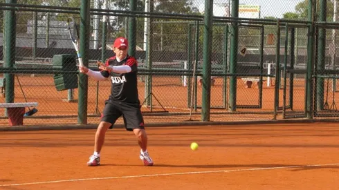 Gallardo también es un hábil jugador de tenis.