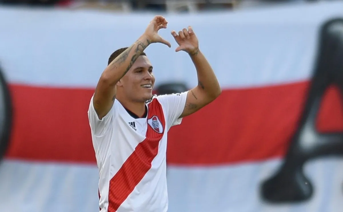 Un diez romántico.la dedicatoria de Juanfer para su esposa Johana.