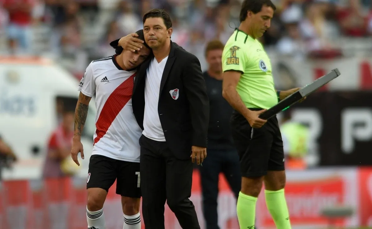 Quintero luce el 10 de River como demanda esta camiseta.