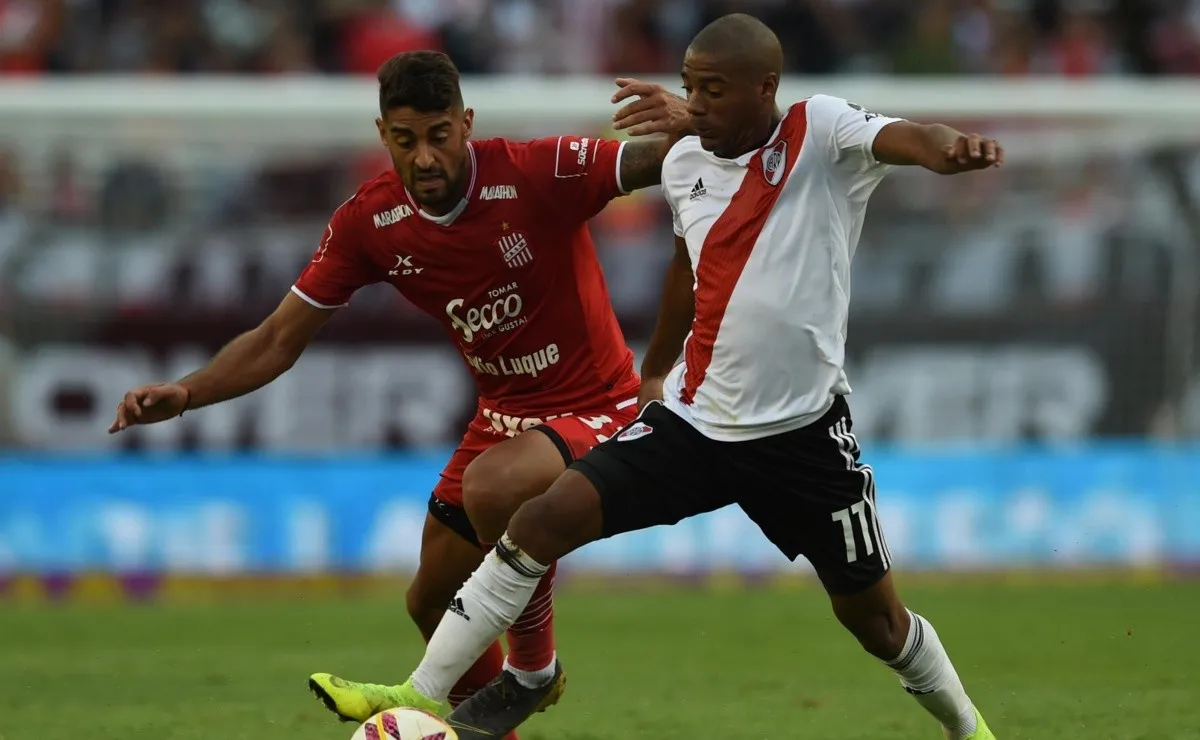 De La Cruz enfrentando a San Martín de Tucumán en el Monumental.