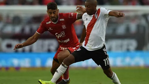De La Cruz enfrentando a San Martín de Tucumán en el Monumental.