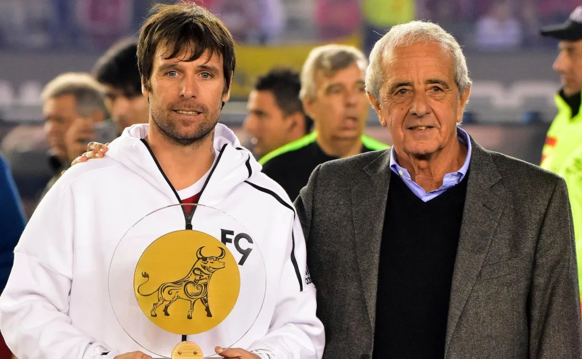 Cavenaghi junto a D'Onofrio durante su partido homenaje en el Monumental.