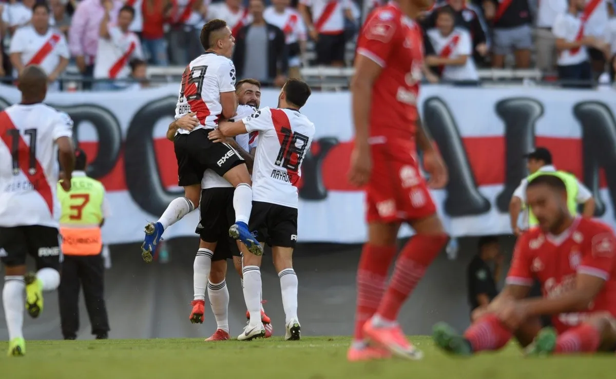 El colombiano le pegó de primera y la clavó sobre el palo derecho de Carranza.