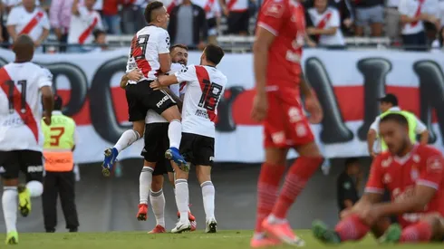 El colombiano le pegó de primera y la clavó sobre el palo derecho de Carranza.