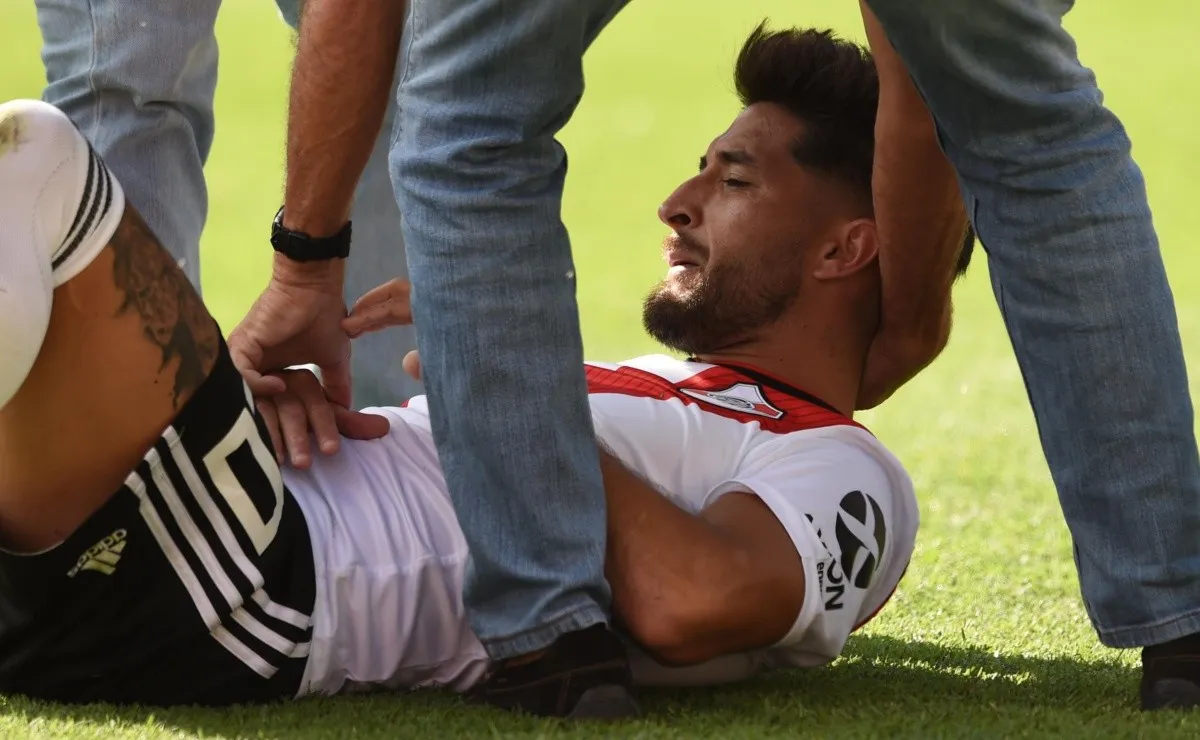 Milton Casco sufrió un duro golpe en el hombro derecho y tuvo que salir del partido.