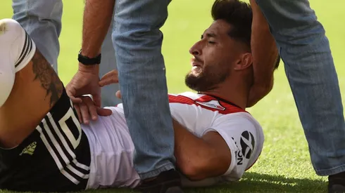 Milton Casco sufrió un duro golpe en el hombro derecho y tuvo que salir del partido.