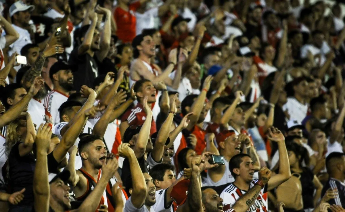 Siete mil hinchas de River coparon la tribuna visitante de Banfield, donde River no iba hace 8 años. (FOTO: Getty)