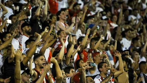 Siete mil hinchas de River coparon la tribuna visitante de Banfield, donde River no iba hace 8 años. (FOTO: Getty)