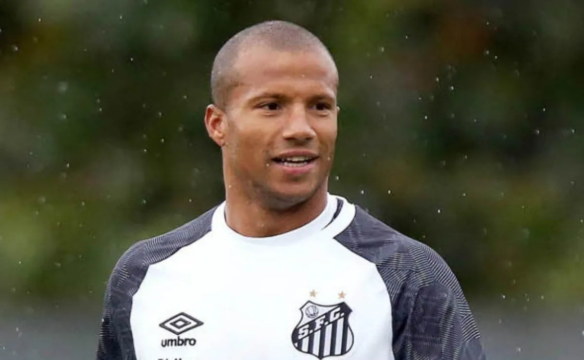 El uruguayo, actual futbolista de Santos, compartió una historia en Instagram mostrando tres dedos.