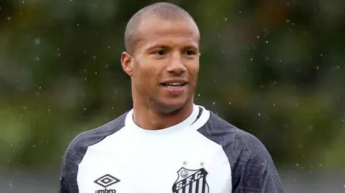 El uruguayo, actual futbolista de Santos, compartió una historia en Instagram mostrando tres dedos.